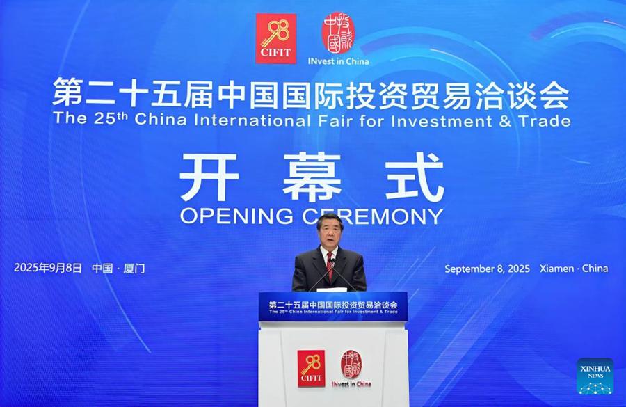 Il vicepremier cinese He Lifeng, membro dell'Ufficio politico del Comitato Centrale del Partito Comunista Cinese, legge una lettera di congratulazioni del Presidente cinese Xi Jinping e pronuncia un discorso alla cerimonia di apertura della 25a Fiera Internazionale Cinese per gli Investimenti e il Commercio (CIFIT) a Xiamen, nella provincia sudorientale del Fujian. (8 settembre 2025 - Xinhua/Wei Peiquan)