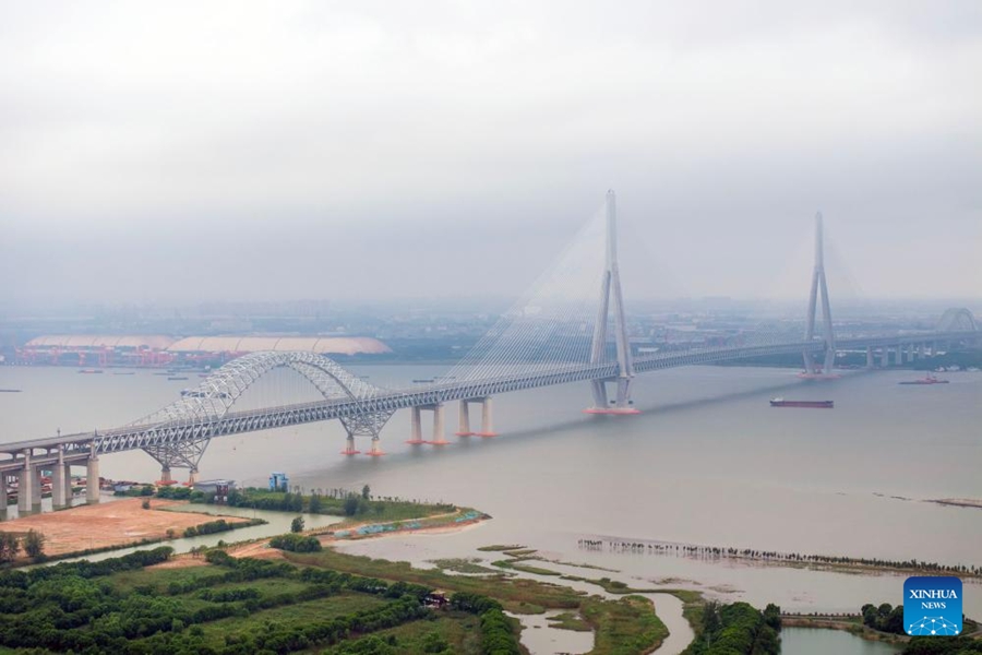 Vista aerea del ponte Changtai sul fiume Yangtze, nella provincia del Jiangsu, nella Cina orientale. (9 settembre 2025 - Xinhua/Tang Dehong)