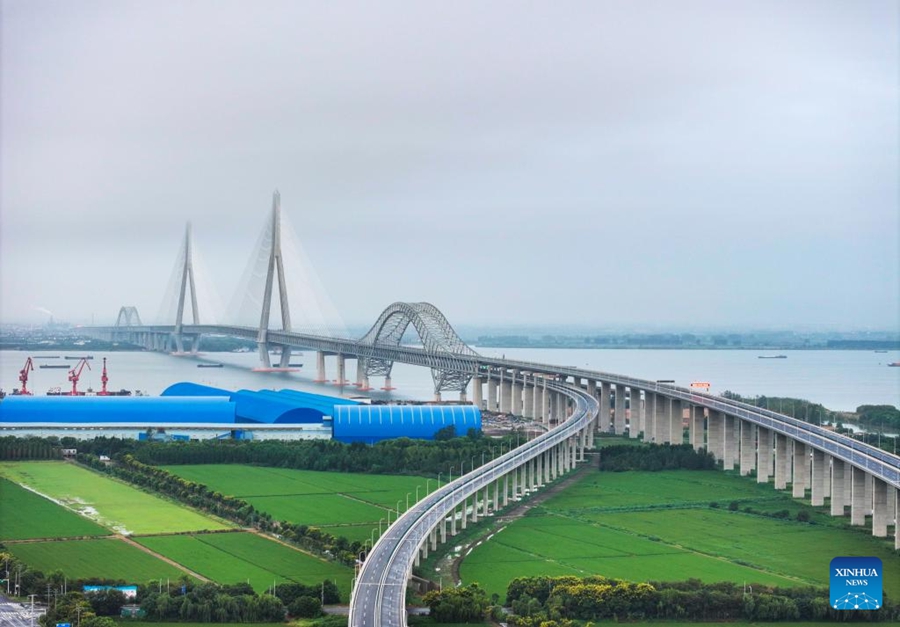 Il ponte sul fiume Yangtze di Changtai entra in funzione nella Cina orientale