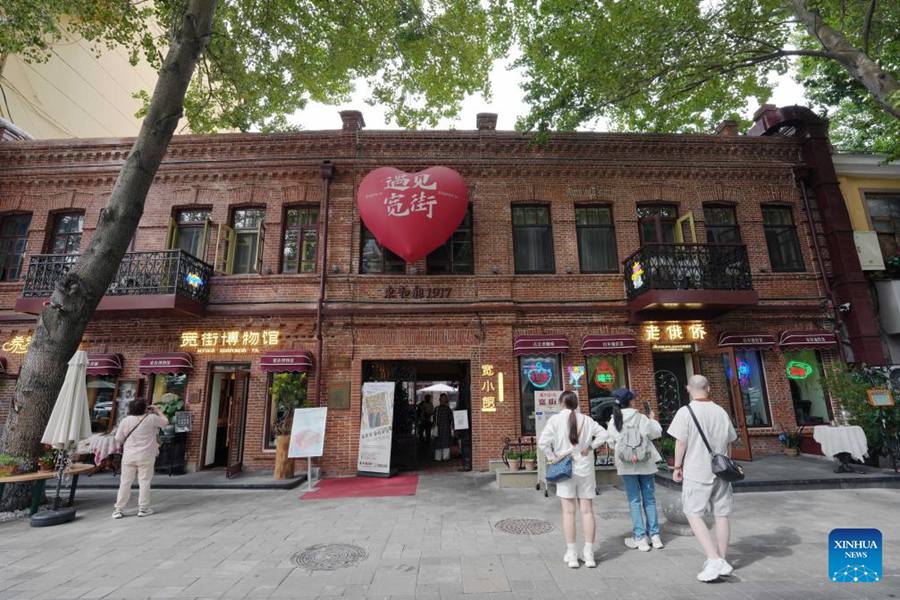 Visitatori davanti al Museo di Kuanjie Street a Harbin, nella provincia nord-orientale cinese dello Heilongjiang. (3 settembre 2025 – Xinhua/Wang Song)