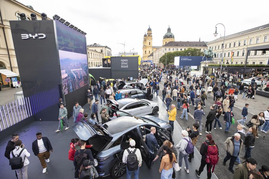 Visitatori all'area espositiva di BYD all'IAA Mobility 2025 a Monaco di Baviera, Germania. (9 settembre 2025 - Xinhua/Zhang Fan)