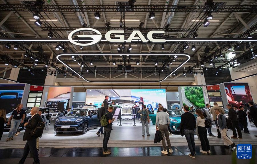 Visitatori all'area espositiva di GAC Group all'IAA Mobility di Monaco di Baviera, Germania. (10 settembre 2025 – Xinhua/Zhang Fan)
