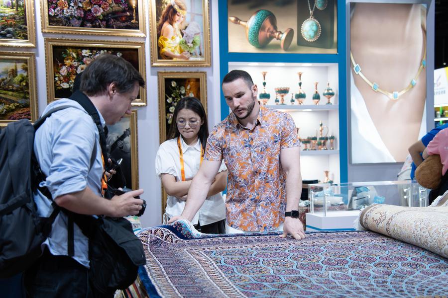 Stand iraniano alla Fiera Internazionale Cinese per il Commercio dei Servizi (CIFTIS) del 2025 presso lo Shougang Park di Beijing, capitale della Cina. (10 settembre 2025 - Xinhua/Zhou Tinglu)