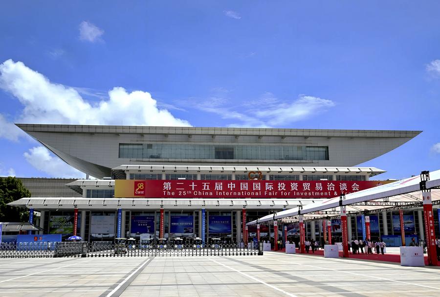 Vista esterna dello Xiamen International Conference & Exhibition Center, la sede principale della 25a Fiera Internazionale Cinese per gli Investimenti e il Commercio, a Xiamen, nella provincia del Fujian, Cina sudorientale. (8 settembre 2025 - Xinhua/Wei Peiquan)