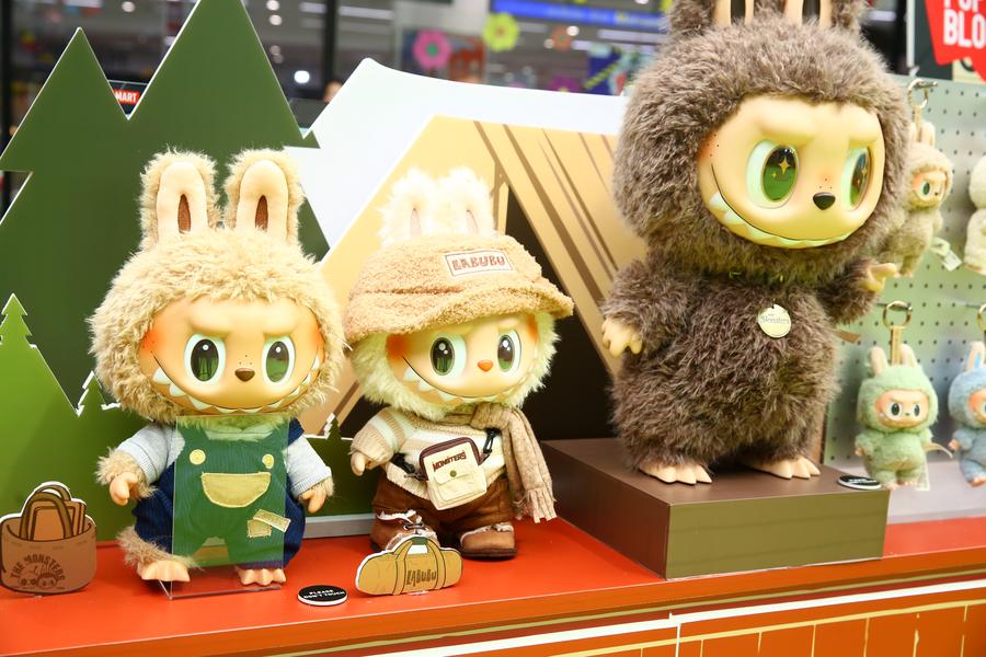 Giocattoli a tema Labubu, popolare bambola pelosa dell'azienda cinese di giocattoli Pop Mart, sono ritratti durante la cerimonia di apertura di un nuovo negozio fisico di Pop Mart a Bangkok, Thailandia. (5 luglio 2024 - Xinhua/Sun Weitong)