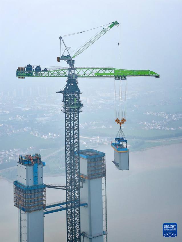 Torre principale sud del ponte Zhangjinggao sul fiume Yangtze supera i 300 metri