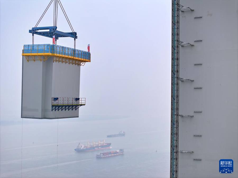 Torre principale sud del ponte Zhangjinggao sul fiume Yangtze supera i 300 metri