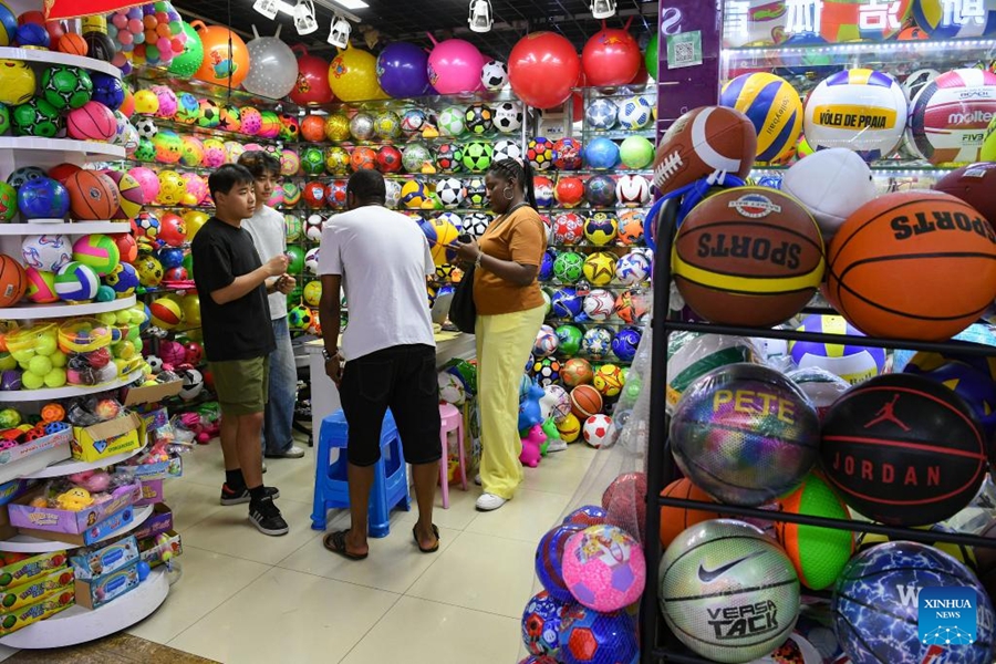 Clienti stranieri trattano con i venditori di prodotti per palloni alla Città del Commercio Internazionale a Yiwu, provincia dello Zhejiang, Cina orientale. (15 settembre 2025 - Xinhua/Shi Kuanbing)
