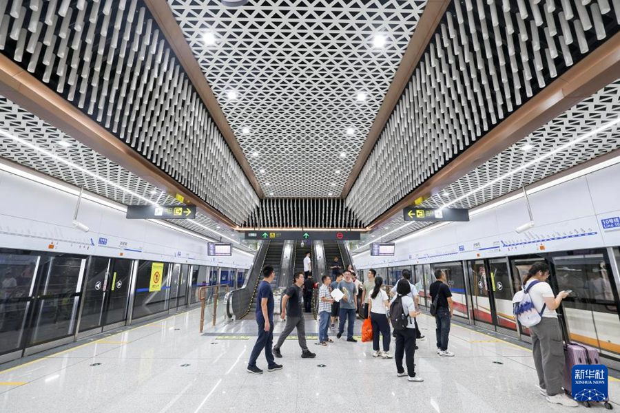 Passeggeri alla stazione Wuhouci della fase III della linea 10 della metropolitana di Chengdu. (17 settembre 2025 – Xinhua/Jiang Hongjing)