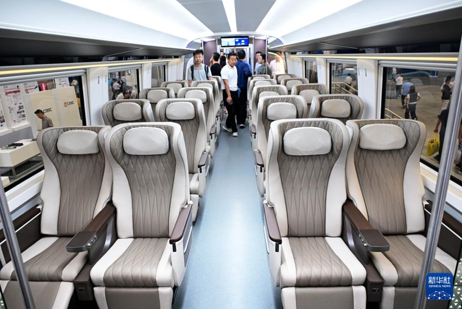 Il primo treno intelligente regionale standard cinese e treno della linea express Beijing-Xiongan debutta a Qingdao