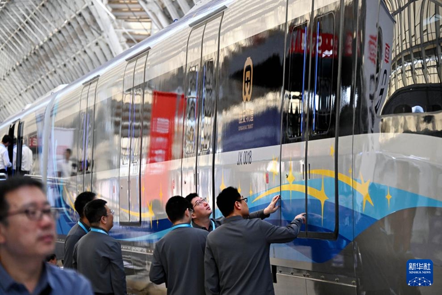 Il primo treno intelligente regionale standard cinese e treno della linea express Beijing-Xiongan debutta a Qingdao
