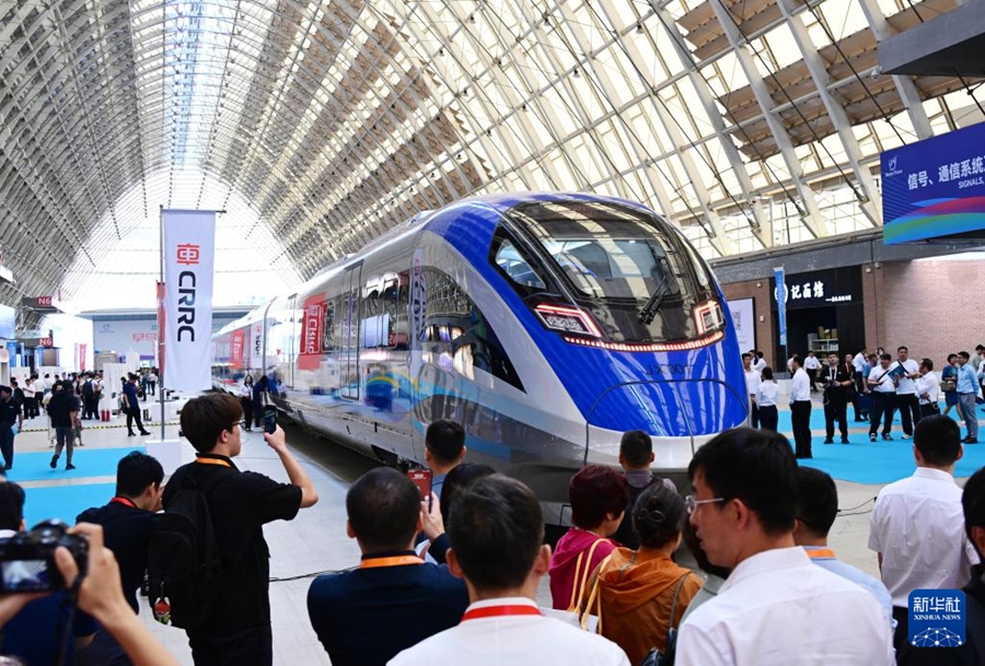 Il primo treno intelligente regionale standard cinese e treno della linea express Beijing-Xiongan debutta a Qingdao