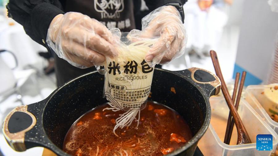 Lo street food Luosifen stimola la vitalità industriale del Guangxi, in Cina