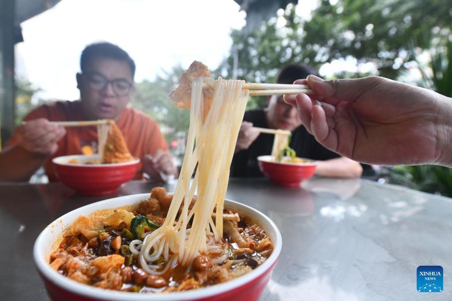 Lo street food Luosifen stimola la vitalità industriale del Guangxi, in Cina
