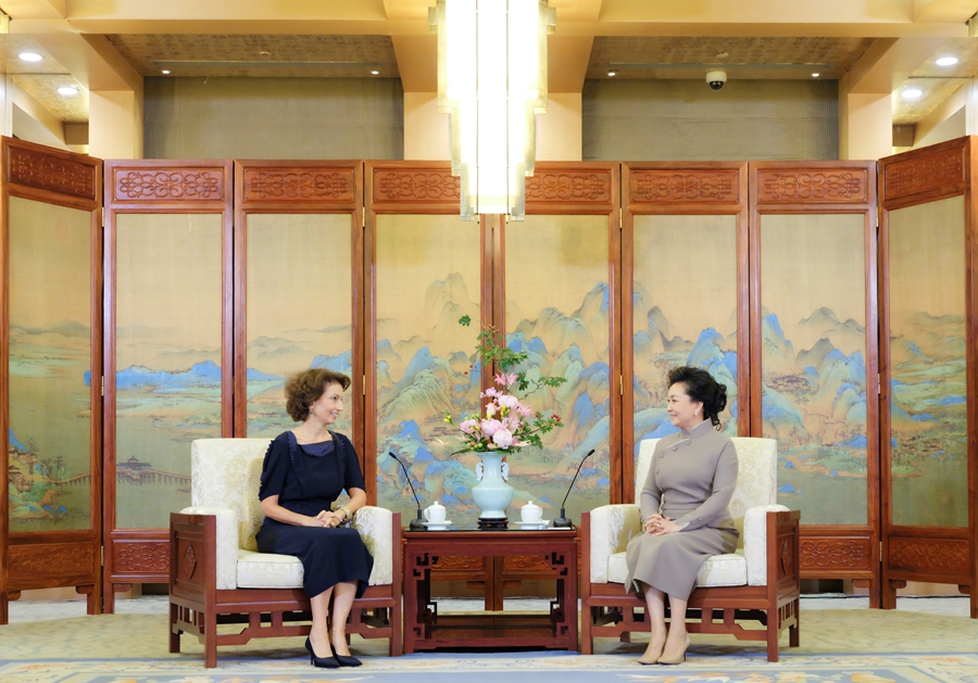 Peng Liyuan partecipa alla cerimonia di premiazione del Premio UNESCO 2025 per l'istruzione delle ragazze e delle donne