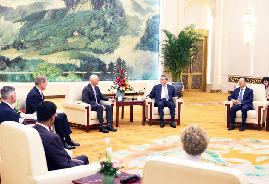 Il Premier cinese Li Qiang incontra una delegazione del Congresso degli Stati Uniti presso la Grande Sala del Popolo a Beijing, capitale della Cina. (21 settembre 2025 - Xinhua/Liu Weibing)