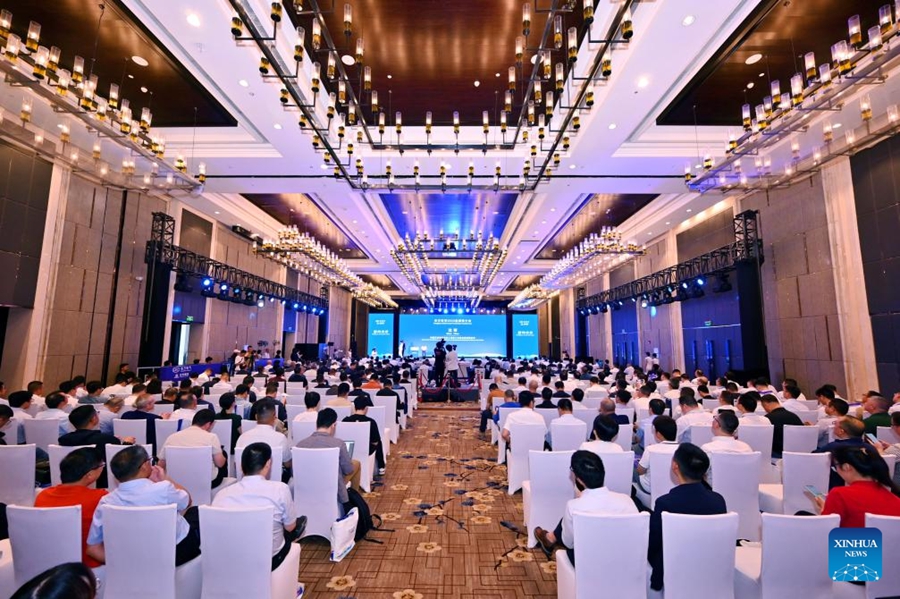 Evento di presentazione per una soluzione di fratturazione intelligente dell'azienda cinese di tecnologia energetica Honghua Group, a Chengdu, provincia sud-occidentale cinese del Sichuan. (19 settembre 2025 - Xinhua/Xiao Yonghang)
