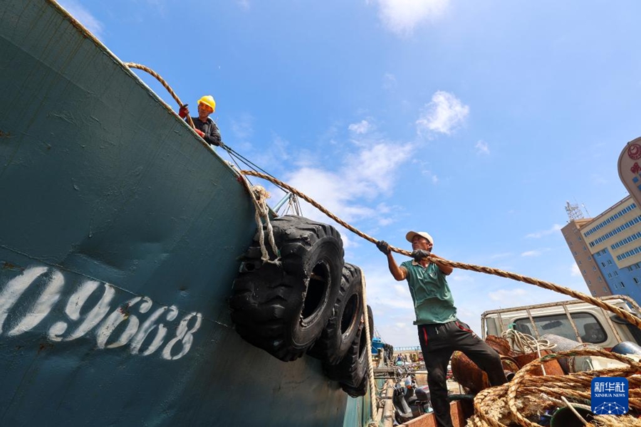 Fujian, pescherecci rientrano in porto ed equipaggi sbarcano in vista del tifone Ragasa
