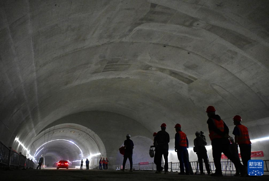 Completata la struttura principale del tunnel per trasporto municipale con la sezione più grande della Cina