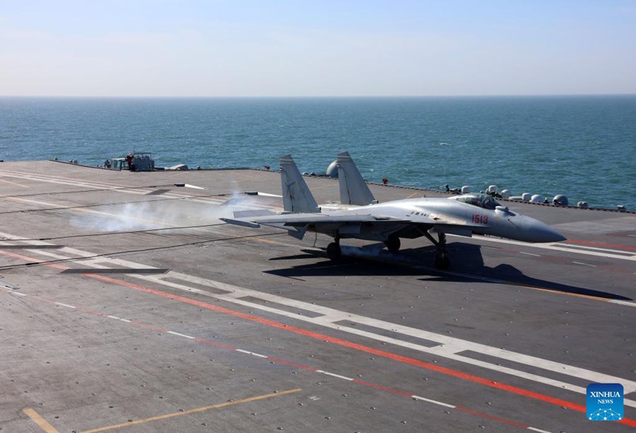 Tre tipi di aeromobili completano decolli e atterraggi assistiti da catapulta elettromagnetica sulla portaerei cinese Fujian