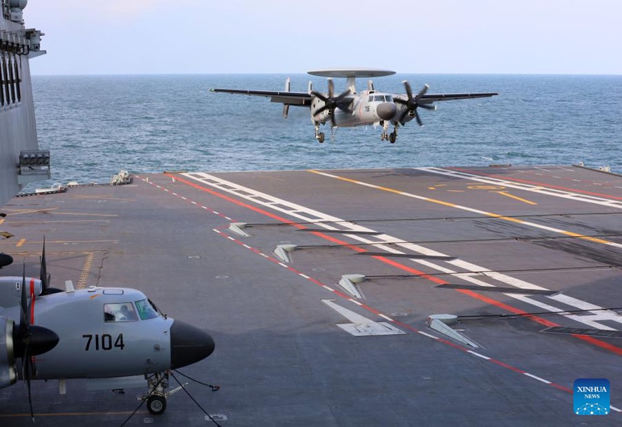 Tre tipi di aeromobili completano decolli e atterraggi assistiti da catapulta elettromagnetica sulla portaerei cinese Fujian