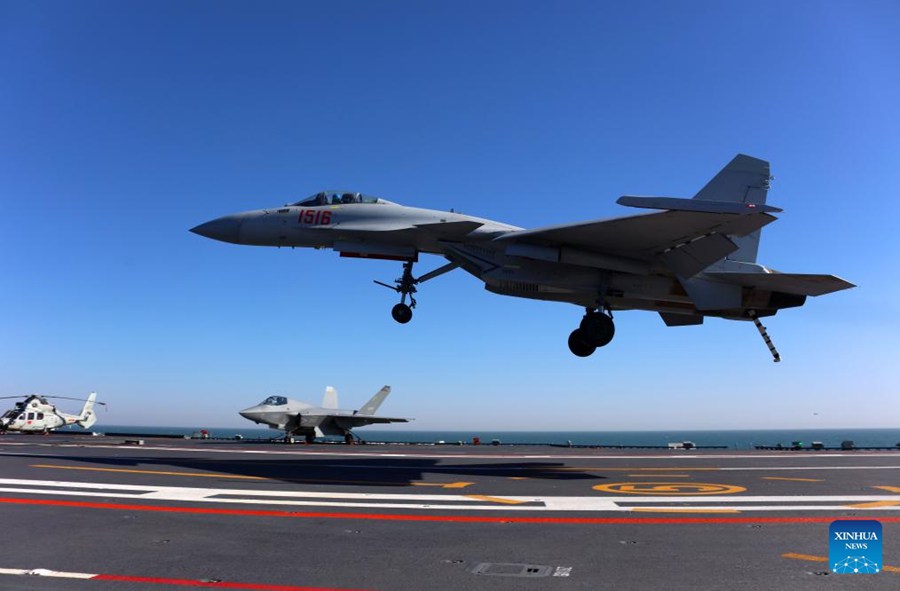 Tre tipi di aeromobili completano decolli e atterraggi assistiti da catapulta elettromagnetica sulla portaerei cinese Fujian