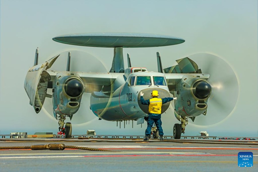 Tre tipi di aeromobili completano decolli e atterraggi assistiti da catapulta elettromagnetica sulla portaerei cinese Fujian