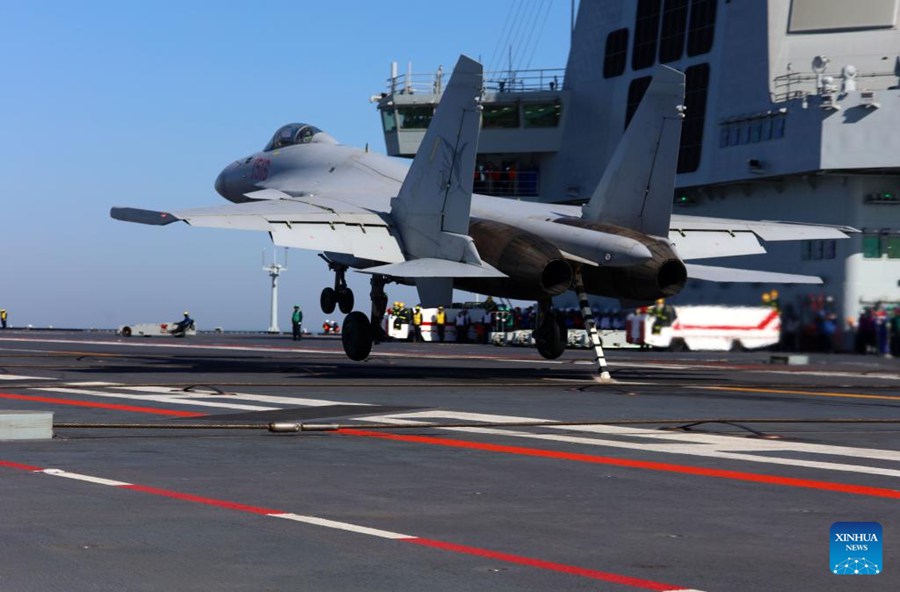 Tre tipi di aeromobili completano decolli e atterraggi assistiti da catapulta elettromagnetica sulla portaerei cinese Fujian