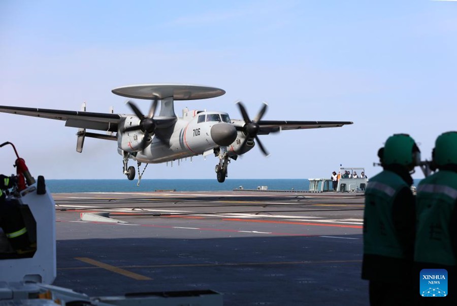 Tre tipi di aeromobili completano decolli e atterraggi assistiti da catapulta elettromagnetica sulla portaerei cinese Fujian