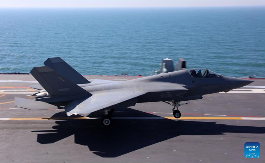 Tre tipi di aeromobili completano decolli e atterraggi assistiti da catapulta elettromagnetica sulla portaerei cinese Fujian