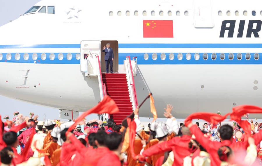 Xi Jinping a Urumqi per il 70esimo anniversario della fondazione della Regione Autonoma Uigura dello Xinjiang