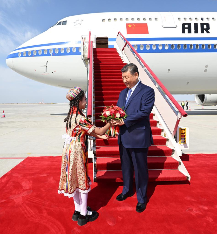 Xi Jinping a Urumqi per il 70esimo anniversario della fondazione della Regione Autonoma Uigura dello Xinjiang