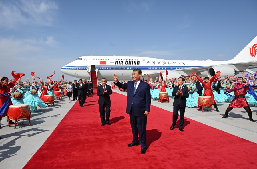 Xi Jinping a Urumqi per il 70esimo anniversario della fondazione della Regione Autonoma Uigura dello Xinjiang