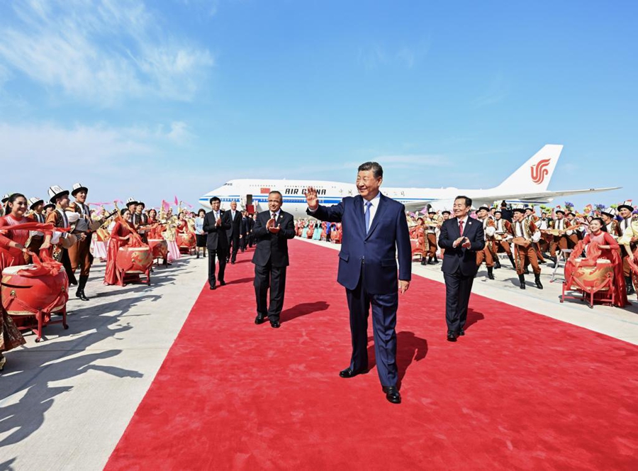Xi Jinping a Urumqi per il 70esimo anniversario della fondazione della Regione Autonoma Uigura dello Xinjiang