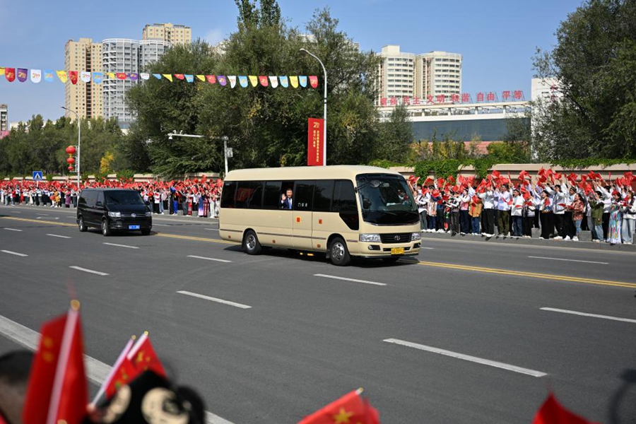 Xi Jinping a Urumqi per il 70esimo anniversario della fondazione della Regione Autonoma Uigura dello Xinjiang