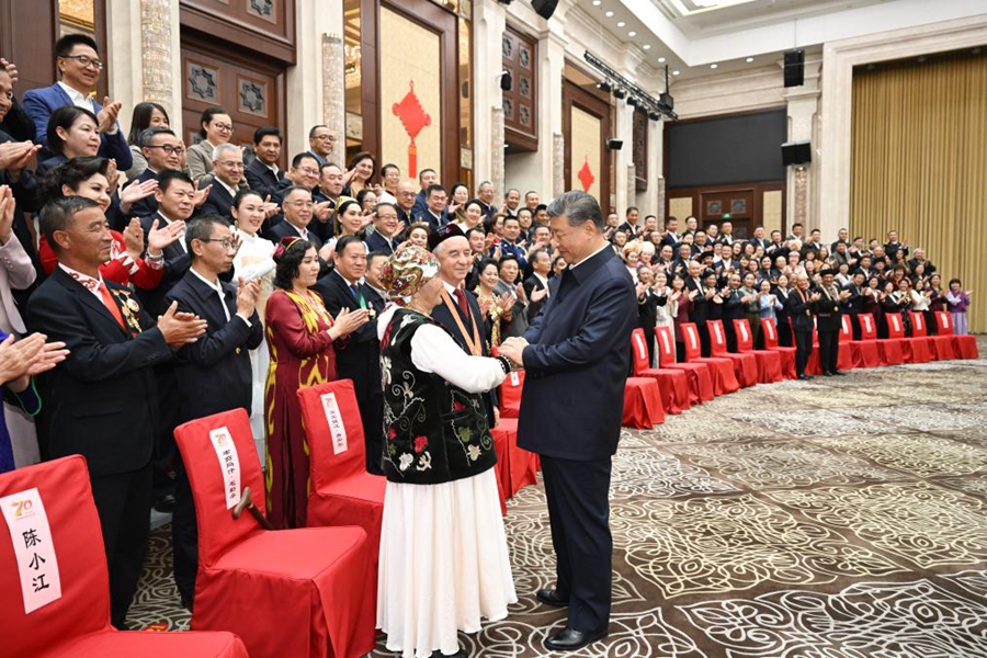 Urumqi, Xi Jinping incontra i rappresentanti di vari gruppi etnici e ambienti sociali della Regione Autonoma Uigura dello Xinjiang