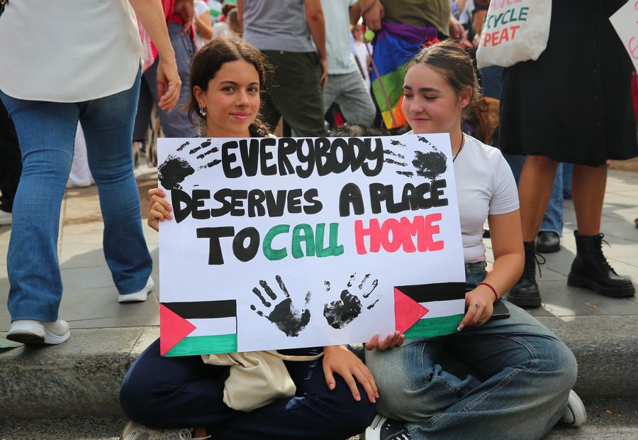 Studenti partecipano a una protesta pro-Palestina a Roma. (22 settembre 2025 - Xinhua/Li Jing)