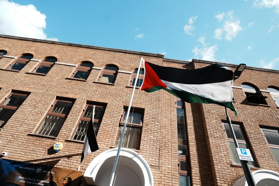 Una bandiera palestinese all'ingresso della Missione Palestinese nel Regno Unito a Londra. (22 settembre 2025 - Xinhua/Zhao Jiasong)