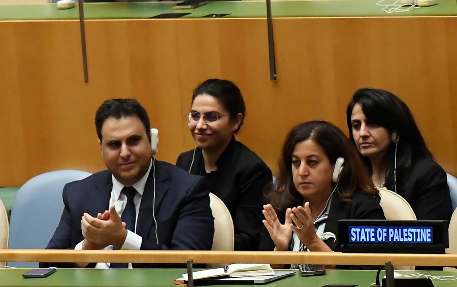 I membri della delegazione palestinese applaudono durante la Conferenza internazionale di alto livello per la soluzione pacifica della questione palestinese e l'attuazione della soluzione dei due Stati presso la sede delle Nazioni Unite a New York. (22 settembre 2025 - Xinhua/Li Rui)