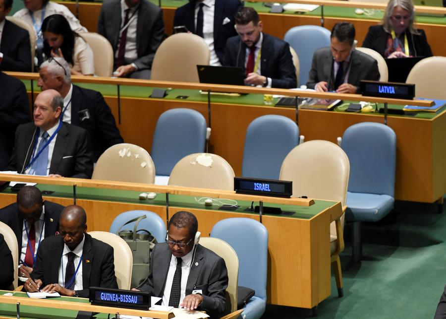 I posti vuoti della delegazione israeliana durante la Conferenza internazionale di alto livello per la risoluzione pacifica della questione palestinese e l'attuazione della soluzione dei due Stati presso la sede delle Nazioni Unite a New York. (22 settembre 2025 - Xinhua/Li Rui)