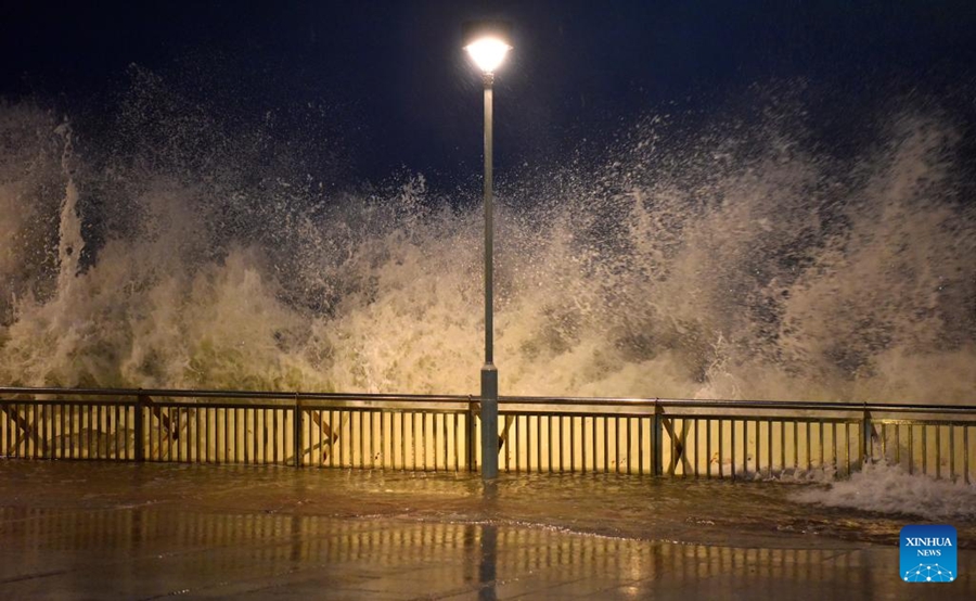 Le onde si infrangono contro la costa di Hong Kong, Cina meridionale. (23 settembre 2025 - Xinhua/Chen Duo)