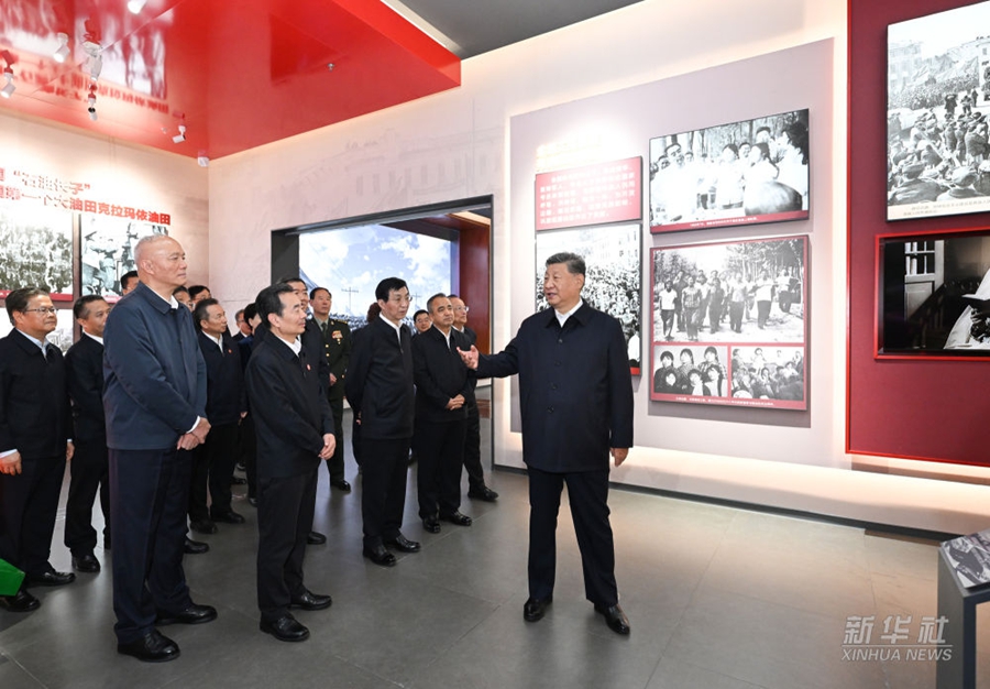 Visita di Xi Jinping a mostra per 70° anniversario Regione Autonoma Uigura dello Xinjiang