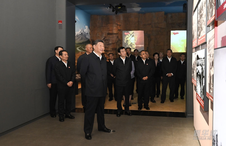 Visita di Xi Jinping a mostra per 70° anniversario Regione Autonoma Uigura dello Xinjiang