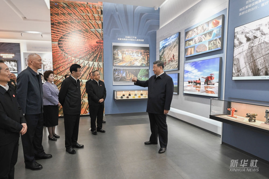 Visita di Xi Jinping a mostra per 70° anniversario Regione Autonoma Uigura dello Xinjiang