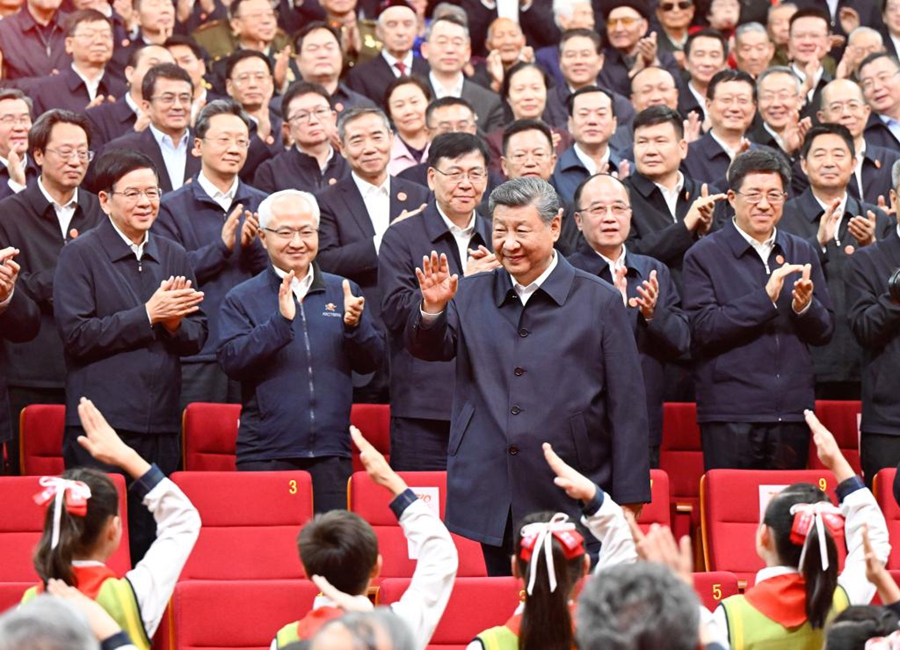 Xi Jinping partecipa a serata di gala per i 70 anni della fondazione della Regione Autonoma Uigura dello Xinjiang