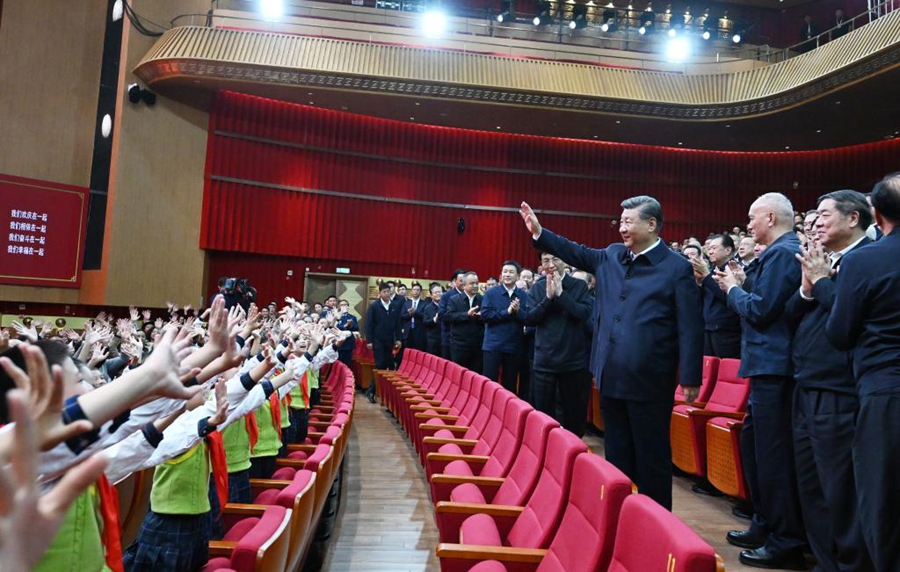 Xi Jinping partecipa a serata di gala per i 70 anni della fondazione della Regione Autonoma Uigura dello Xinjiang