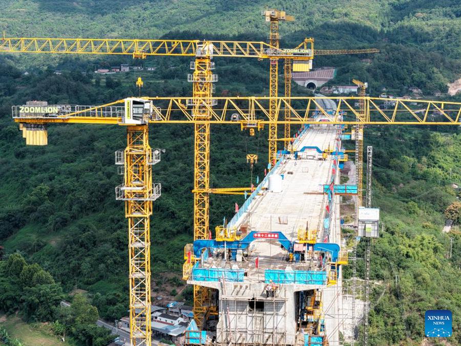Il cantiere del grande ponte a doppio binario lungo la ferrovia ad alta velocità Chongqing-Wanzhou sul fiume Wubu, nella municipalità di Chongqing, sud-ovest della Cina. (24 settembre 2025 – Xinhua/Tang Yi)