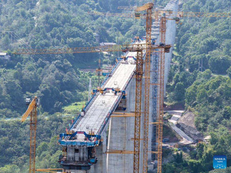 Posata l'ultima campata del grande ponte a doppio binario lungo la ferrovia ad alta velocità Chongqing-Wanzhou