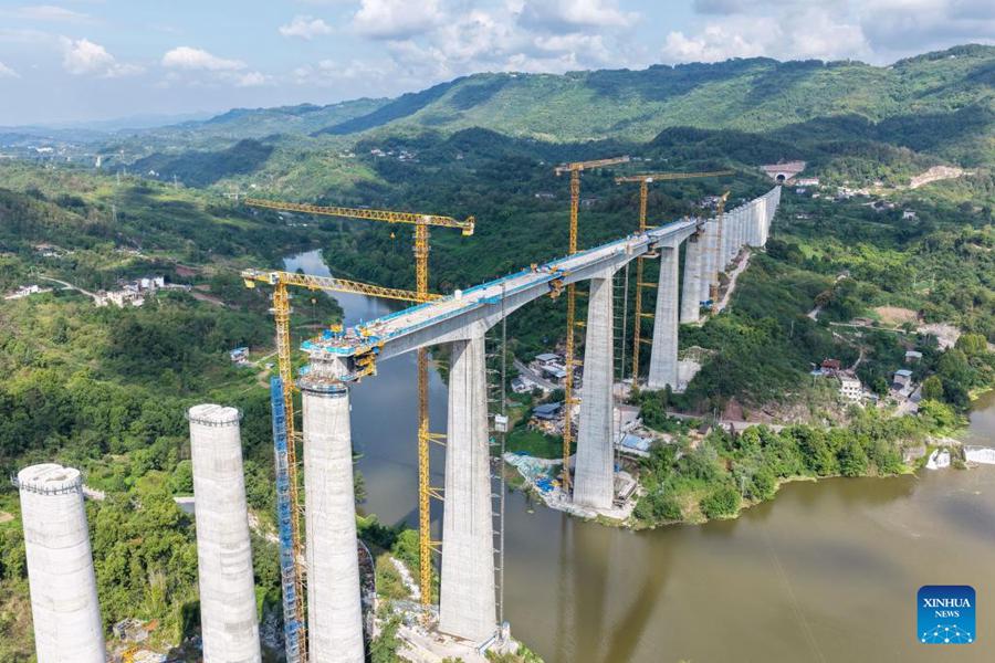Posata l'ultima campata del grande ponte a doppio binario lungo la ferrovia ad alta velocità Chongqing-Wanzhou