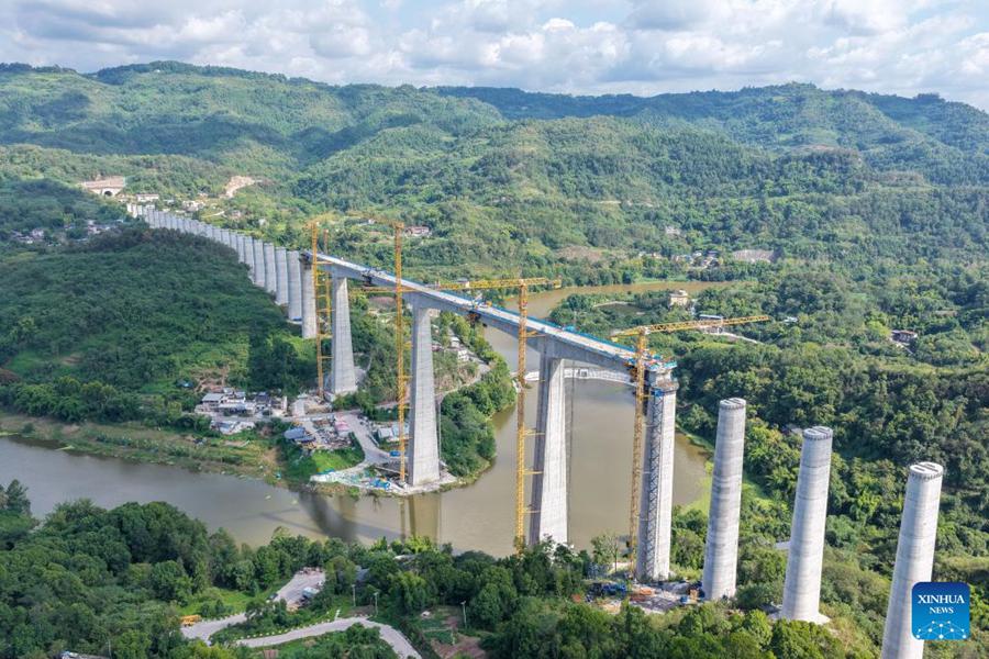 Posata l'ultima campata del grande ponte a doppio binario lungo la ferrovia ad alta velocità Chongqing-Wanzhou